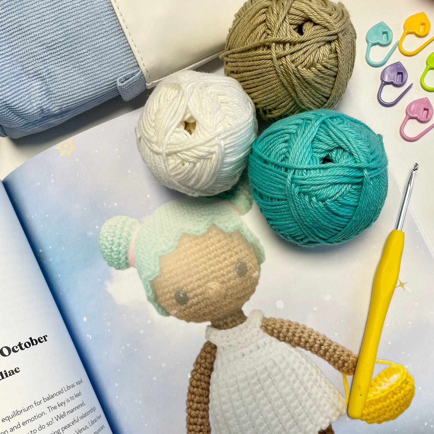 Zodiac Crochet Kit. A Gorgeous Kit for Beginners Upwards! Includes UK Yarns, Book, 9 Crochet Hooks & Telescopic Case plus Cute Accessories.