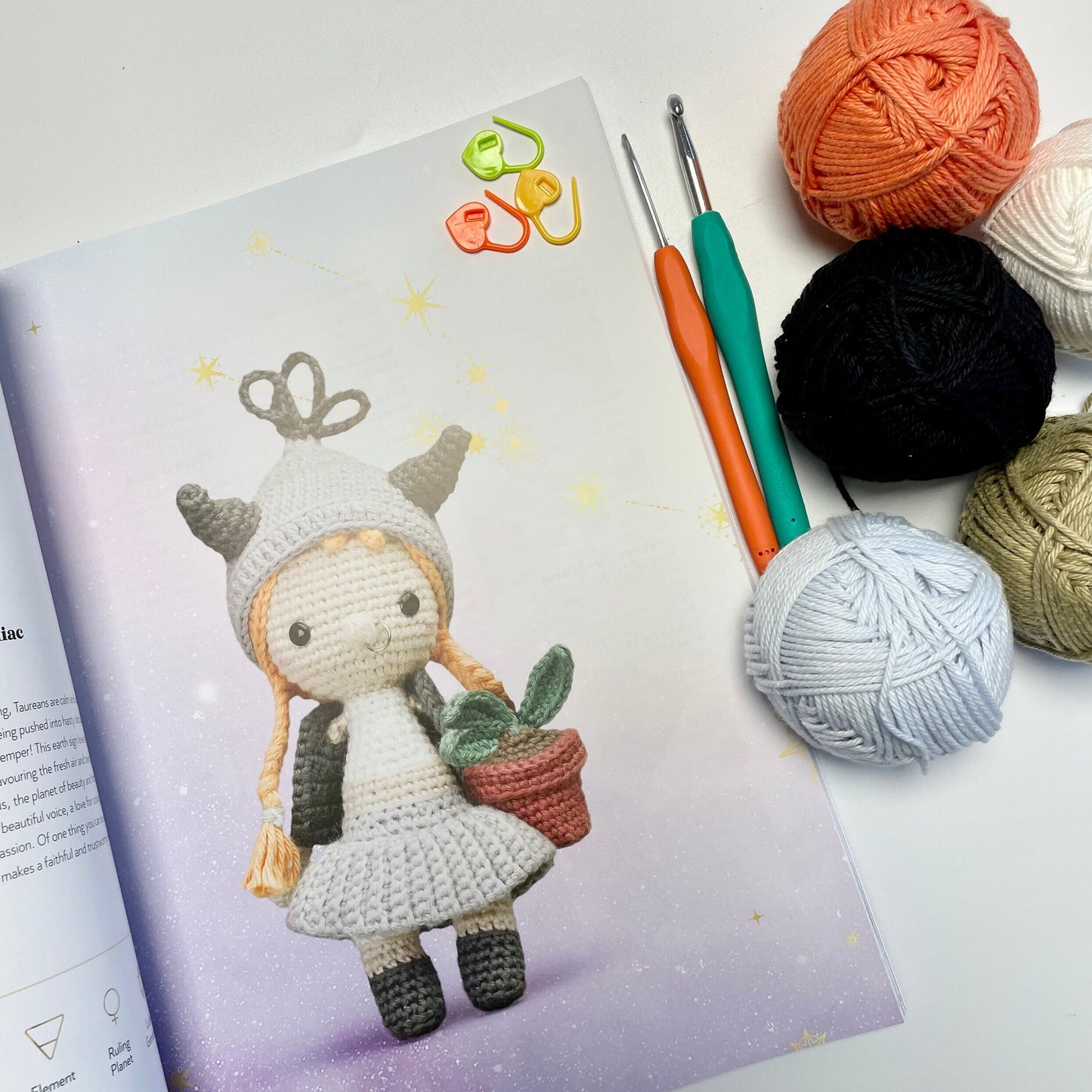 Zodiac Crochet Kit. A Gorgeous Kit for Beginners Upwards! Includes UK Yarns, Book, 9 Crochet Hooks & Telescopic Case plus Cute Accessories.