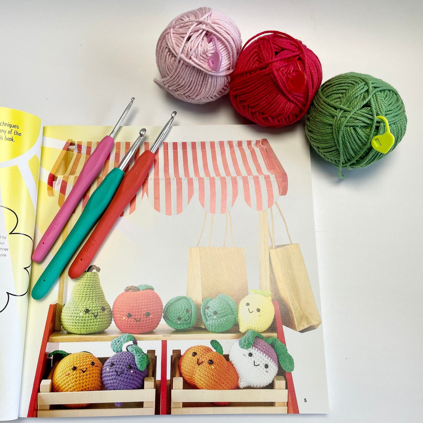 Kawaii Crochet Kit. A Joyful Kit for Beginners Upwards! Includes UK Yarns, Book, 9 Crochet Hooks & Cute Accessories.