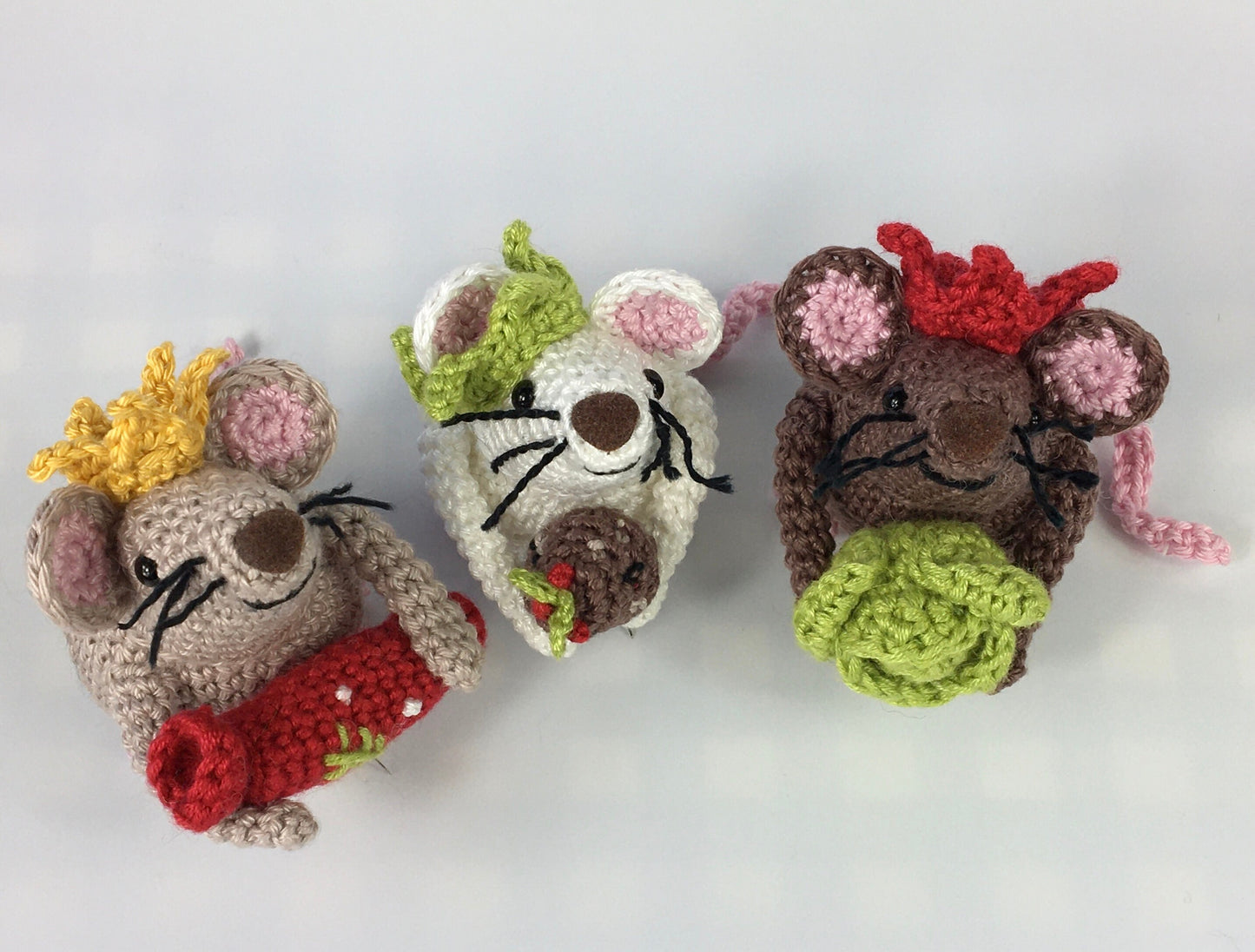 Christmas Pud Mouse - 'Boo'!  Complete Amigurumi Crochet Kit with luxury natural yarns for beginners up.